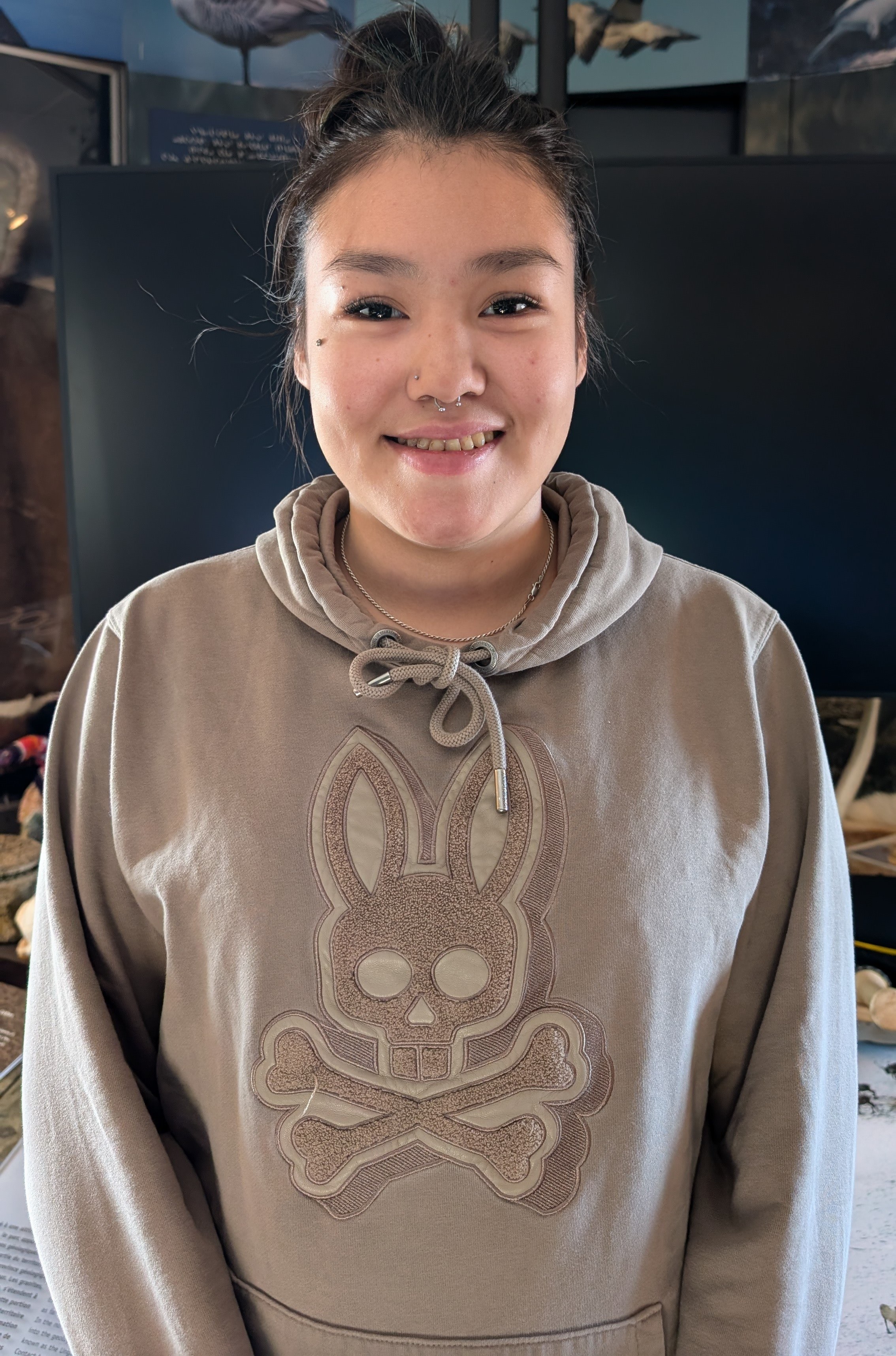 Caroline Alaku, ᐊᐅᓚᑦᓯᕕᒻᒥ ᐱᓪᓗᑯᒋᐊᓕᑦᑎ​​